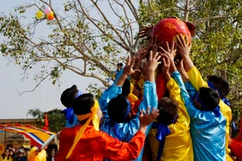 Ngày xuân về Hải Phòng xem hội chạy đá, vật cầu