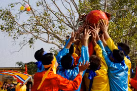 Ngày xuân về Hải Phòng xem hội chạy đá, vật cầu