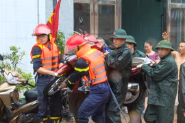 Những hình ảnh Công an Quảng Ninh giúp dân khắc phục hậu quả bão lụt