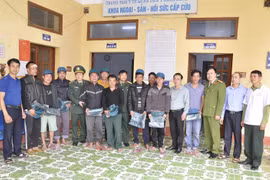 10 ngư dân trôi dạt trên biển hơn một ngày đã được cứu