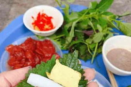 Đến Hà Nội, đừng quên thưởng thức món ăn đường phố - sứa đỏ cuốn 