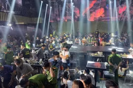 Bất chấp bị “tuýt còi”, vũ trường lớn nhất đất Cảng vẫn hoạt động