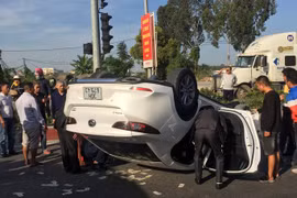 Hải Phòng: Đang rước dâu, xe hoa bất ngờ lật ngửa