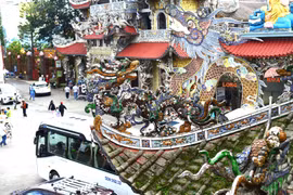 Ngôi chùa độc lạ được kết từ hàng triệu mảnh sành sứ