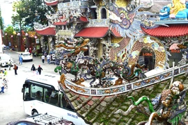 Ngôi chùa độc lạ được kết từ hàng triệu mảnh sành sứ