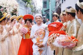 Chị gái tặng vòng kết bằng tiền mặt nặng trĩu cổ cho em trai