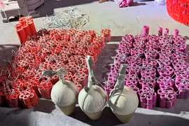 Bắt giữ đối tượng sản xuất gần nửa tạ pháo nổ trái phép