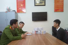 Hải Phòng: Vận chuyển 5 băng pháo nổ, thanh niên bị “bế về đồn”