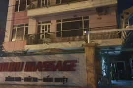 Bắt quả tang nhân viên quán massage khỏa thân kích dục cho khách