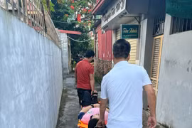 Thí sinh ở Hải Phòng đến phòng thi bằng xe cứu thương