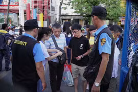 ‘Chợ đen’ rao bán vé xem chung kết pháo hoa với giá… trên trời