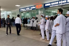 Cận cảnh cứu hàng trăm CN ngộ độc thực phẩm