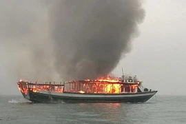 Tàu khách chở 25 người bốc cháy trên Vịnh Hạ Long 