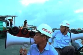 Người dân Quảng Ninh, Hải Phòng oằn mình chống bão số 1