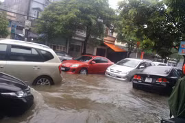 Cảnh ô tô bơi trong nước lũ ở Hải Phòng, Hải Dương