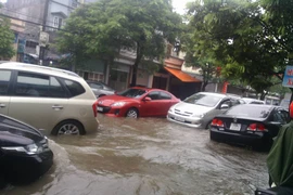 Cảnh ô tô bơi trong nước lũ ở Hải Phòng, Hải Dương