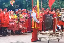 Hàng nghìn người dân phấn khích xem lễ chém lợn Ném Thượng