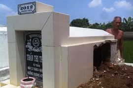 Chồng đập mộ, ném hài cốt vợ xuống sông tội giống Nguyễn Mạnh Tường?