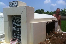 Chồng đập mộ, ném hài cốt vợ xuống sông tội giống Nguyễn Mạnh Tường?