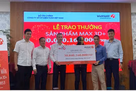 Vietlott trao thưởng 30 giải đặc biệt cho một nữ khách hàng