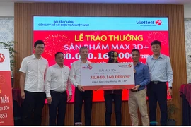 Vietlott trao thưởng 30 giải đặc biệt cho một nữ khách hàng