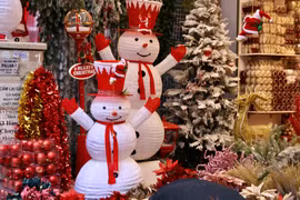 Đồ trang trí Noel ngập phố Hà Nội đa dạng và độc đáo