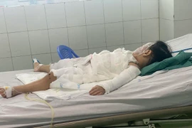 Tưởng chai nước ngọt bé 2 tuổi uống phải nước tẩy bồn cầu bỏng nặng