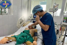 Ăn miếng dồi lợn người đàn ông bị cắt bỏ 2 chân và các ngón tay