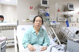 Cắt kén khí phổi khổng lồ cứu người bệnh thường xuyên đau tức ngực, khó thở