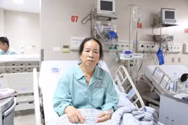 Cắt kén khí phổi khổng lồ cứu người bệnh thường xuyên đau tức ngực, khó thở