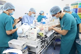 Đặt nội khí quản từ trong bụng mẹ để cứu trẻ bướu cổ khổng lồ 