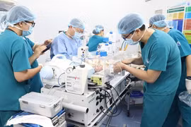 Đặt nội khí quản từ trong bụng mẹ để cứu trẻ bướu cổ khổng lồ 