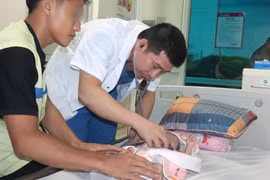 Nghẹt thở đặt máy tạo nhịp cứu bé 40 ngày tuổi mắc tim bẩm sinh nặng
