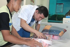 Nghẹt thở đặt máy tạo nhịp cứu bé 40 ngày tuổi mắc tim bẩm sinh nặng