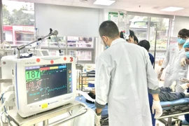 Sốc điện 12 lần cứu bệnh nhân ngừng tim ngoài viện do tăng kali máu