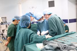 Bé 2 tuổi phải mổ trật khớp háng bẩm sinh bởi gia đình không biết