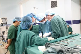 Bé 2 tuổi phải mổ trật khớp háng bẩm sinh bởi gia đình không biết