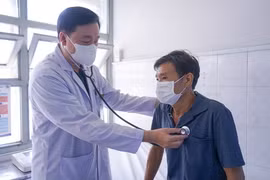 Đang đi xe máy người đàn ông nguy kịch do vỡ phình động mạch chủ ngực