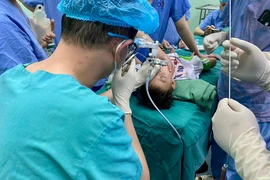 Vỏ hướng dương gây viêm phổi kéo dài ở trẻ