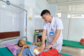 Không có vết thương hở nhưng bệnh nhân bị gỗ đâm vỡ D2 tá tràng