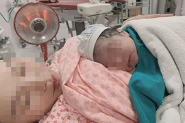 Cấp cứu sản phụ đẻ rơi con gần 4kg trên taxi