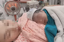 Cấp cứu sản phụ đẻ rơi con gần 4kg trên taxi