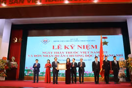 Bệnh viện Trung ương Thái Nguyên đón nhận Huân chương Độc lập Hạng Nhì
