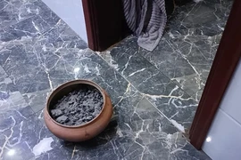 Đốt than sưởi ấm, 3 người trong gia đình ngạt khí bất tỉnh