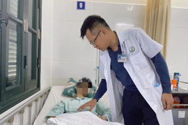 Bác sĩ Khánh khám cho bệnh nhân sau phẫu thuật