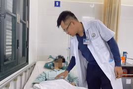 Bác sĩ Khánh khám cho bệnh nhân sau phẫu thuật