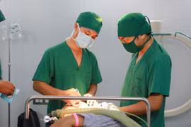 Ứng dụng hệ thống cảnh báo thần kinh cắt u não phức tạp tránh biến chứng 