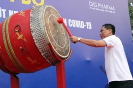 2000 nhân viên y tế đi bộ kêu gọi cùng ngành vượt khó
