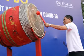 2000 nhân viên y tế đi bộ kêu gọi cùng ngành vượt khó