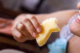 Ăn dứa giúp cô bé thơm tho, khỏe mạnh